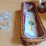 8代葵カフェ - ドリンク写真:お冷やとお手拭き