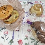 レ・カドゥ・サンセ - お持ち帰り用　バーガーとWチョコパン、栗のロールパン　どれも美味しかっです♪
