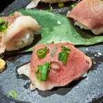 酒呑倶楽部 つなよし 札幌駅前店 - No6「和牛ブリスケの炙り肉寿司 山わさび添え」