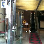Restaurant Pino - ホテルの入り口です。正面のエスカレーターを上った左手がレストラン。