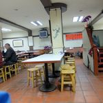 八珍小吃 - 広い店内