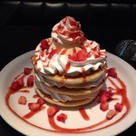 ラウンドワン - 料理写真:苺のタワーパンケーキ