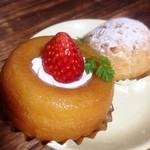 マフィーユ - サバランとシュークリーム。
            
            お年始で家族の数の倍近いケーキを頂きました(^_^