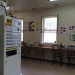 めんふぁん食堂 - 基本はカウンター席，テーブルも１つだけあります。