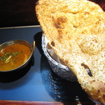 チャミヤラキッチン - ナンとカレーの対比