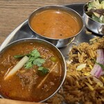 エリックサウス - マトンカレー（左下）とサンバル（上）とビリヤニ（右下）