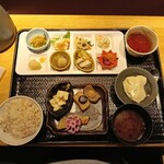 窯焼和牛ステーキと京のおばんざい 市場小路 - 京生麩田楽と生湯葉、鰆西京焼きのおばんざいプレート1639円