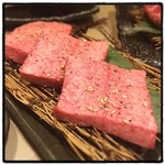 食彩和牛 しげ吉 - 厚切り熟成タン塩。やや味は淡白だったものの、脂が乗った柔らかなタン元でした。