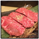 食彩和牛 しげ吉 - 厚切りのハラミ帯。柔らかく肉汁豊富で、脂の甘みの強いハラミ。年始のこのタイミングとしては上々でした。