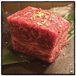 食彩和牛 しげ吉 - 熟成サーロインの塊肉。サーロインでも赤身の多い部分を提供して貰いましたが、熟成香も味も濃厚に出ていて、非常に柔らかく、熟成肉として過去最高クラスの美味しさでした。
