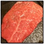 食彩和牛 しげ吉 - シンシンの友三角寄りの脂の多めに入った所を選りすぐって貰って、焼きすきにして貰いました。モモの濃厚な旨味とすき焼き風の甘いタレ、それに溶き卵が絶妙に合わさってバカ旨でした。