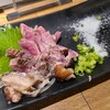 炭火串焼 とりみや - ⑧宮崎地鶏の腿肉炙り刺身【塩】(税込1,080円)《単品》
❶みやざき地頭鶏
刺し身だと弾力があり、やや硬めな肉質だと感じるものの、やはり旨みの深さと滋味の奥行きがあることが分かりますね