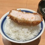 とんかつ檍 - ライスにロースカツをオン