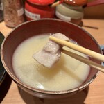 とんかつ檍 銀座8丁目店 - 豚汁に入っている塊肉