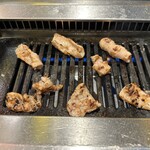 焼肉ホルモン酒場 まる助 - 【2026.1.23(金)】お肉を焼いている