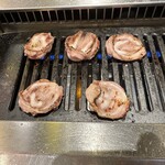 焼肉ホルモン酒場 まる助 - 【2026.1.23(金)】お肉を焼いている