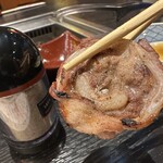 焼肉ホルモン酒場 まる助 - 【2026.1.23(金)】焼いたお肉に塩胡椒をかけた
