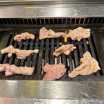 焼肉ホルモン酒場 まる助 - 【2026.1.23(金)】お肉を焼いている