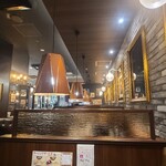 星乃珈琲店 - 店内はブリティッシュ調という感じで、煉瓦の飾り壁、濃茶色の本棚を兼ねた衝立、テーブルセットも豪華ですし、シャンデリアが煌びやかさを演出し、喫茶店としてはゴージャス感があります