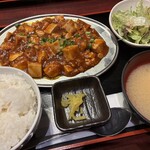 肉バル アモーレ - 中央にポロッと盛られた黄色いたくあんが可愛い