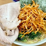 横浜らーめん 若武者 - ラーメン(並)に辛ネギトッピング