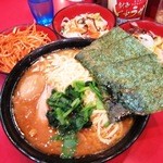 家系総本山 ラーメン 吉村家 - 大ラーメン￥８９０　＋　味玉￥６０　＋　野菜畑￥６０ｘ２ 　＋ 　細切りネギ(辛味噌合え)￥１００ 
      