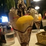 ホワイトハウス - チョコパフェ★
      
      予想より大きくてびっくり！
      たっぷりのホイップクリームとバナナ、フルーツ缶、チョコソース、シリアルが入っています。
      
      あまりチョコの要素は感じられませんでしたが某ファミレスのパフェより安いし豪華！