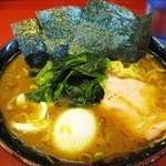 家系総本山 ラーメン 吉村家 - 大盛ラーメン￥８７０　＋　型崩れ玉子￥２(消費税5％時)