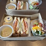 KAREN 浜名湖 with Dog - 朝食のサンドイッチ、サラダ、じゃがいもスープ