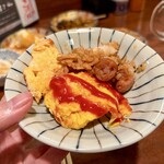 焼鳥どん - 焼鳥どんのオムライスを食べるところ