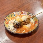 焼鳥どん 立川店 - 白雪つくね 卵黄ソースがけ グラナパダーノ（卵黄をかけたところ）