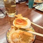 焼鳥どん - 白雪タルタル卵 卵黄ソースがけ グラナパダーノを食べるところ