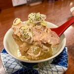 焼鳥どん - 鳥煮込み（ハーフ）を食べるところ