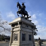 吉田屋食堂 - 仙台市街を見下ろす伊達さん。自分は正面からではなくこの角度が好きです