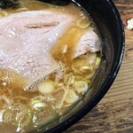 家系ラーメン クックら - 旨味たっぷりで熱々のスープ。