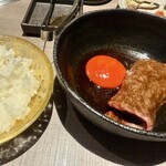 うし松 - 白飯に炙りすき焼き、魅惑のコンビネーション