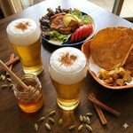 トラベラーズカフェ朔 - ドリンク写真:★スパイスハニービール ★
常連さんがまずは飲む当店ならではの一押しビール　朔に来たらまずはコレ！石垣島産はちみつのやさしい甘さに、数種類のスパイスの香りがふわりと広がる、当店だけのオリジナル・ビアカクテル。ビールの苦味が苦手な方でも飲みやすく、スパイシーな料理の熱を心地よくクールダウンしてくれます。