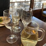 カネ保水産 - 乾杯ビールの後はもうデキャンタ！