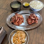 焼肉 龍 - 料理写真:左じんぎすかん、右下がり、下特上ホルモン
