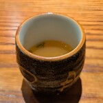 京極寿司 - サスエ前田から仕入れた魚の骨とアラでとった出汁。