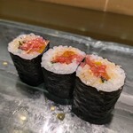 京極寿司 - 細巻き：まぐろ中落ち、大葉、沢庵。