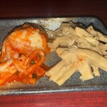 台湾料理龍香苑 - キムチとメンマ生ビールにつけてくれた