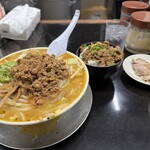 手打らーめん 勝龍 - 限定ライス、お通しのチャーシュー