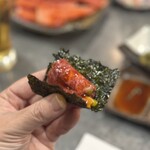 燒肉裏松 姬路本店 - 生ハラミは黄身と絡めてネギもニンニクチップと一緒に海苔で巻いて食べる。美味すぎ！