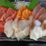 わ楽 - 超新鮮なお刺身！(サーモンはサービス♪)