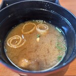 厚切りとんかつ・魚かつ よし平 - なめこのお味噌汁