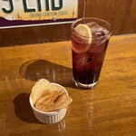 カフェ マチルダ - カシスソーダ お通し