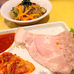 冷麺館 - 蒸し豚とナムル