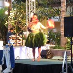 Hilton Hawaiian Village Waikiki Beach Resort - ヒルトン星空BBQのフラダンスです