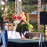 Hilton Hawaiian Village Waikiki Beach Resort - ヒルトン星空BBQのフラダンスです